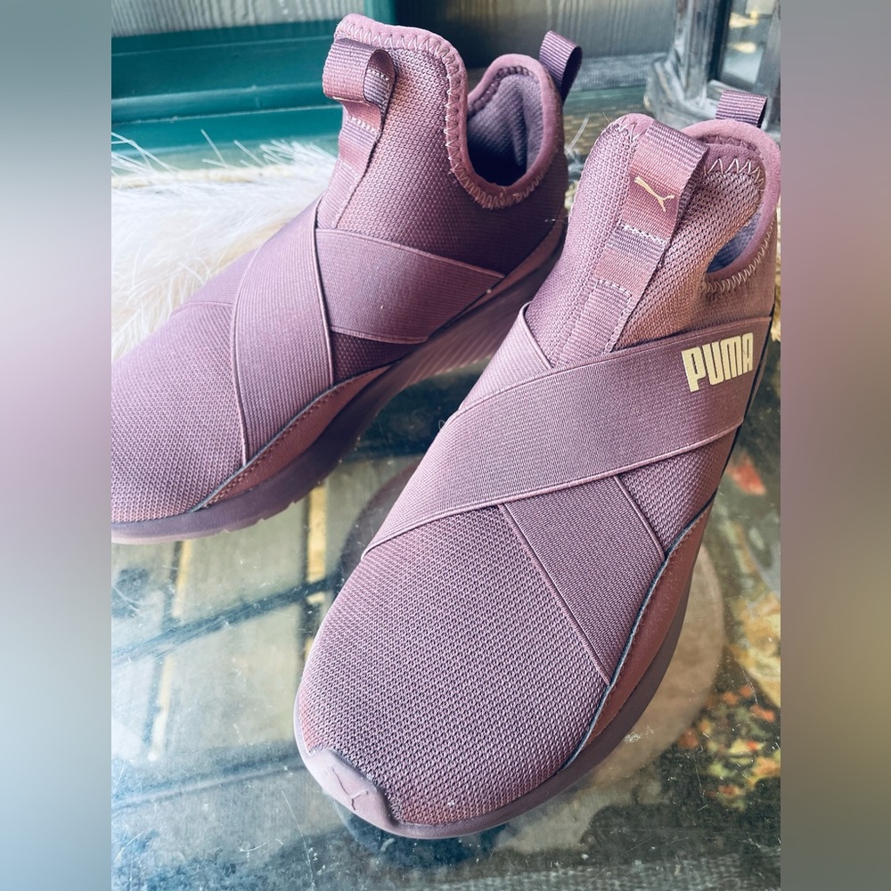 Puma foam tennis shoe